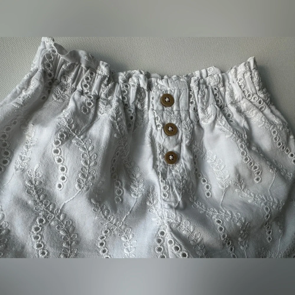 Zara girl’s High Waist White Shorts with Eyelet Pattern. Size 12-18M. - Picture 3 of 5